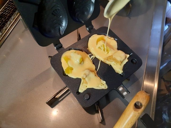 ⑤たい焼き生地をかける。