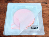 使いかけのハム＆ベーコンの保存　ペタッと貼るだけ
