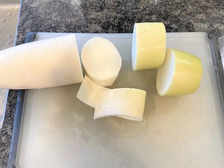 丸ごと1本買いした大根、皮やヘタも捨てません!余さず使い切る活用術いろいろ♪