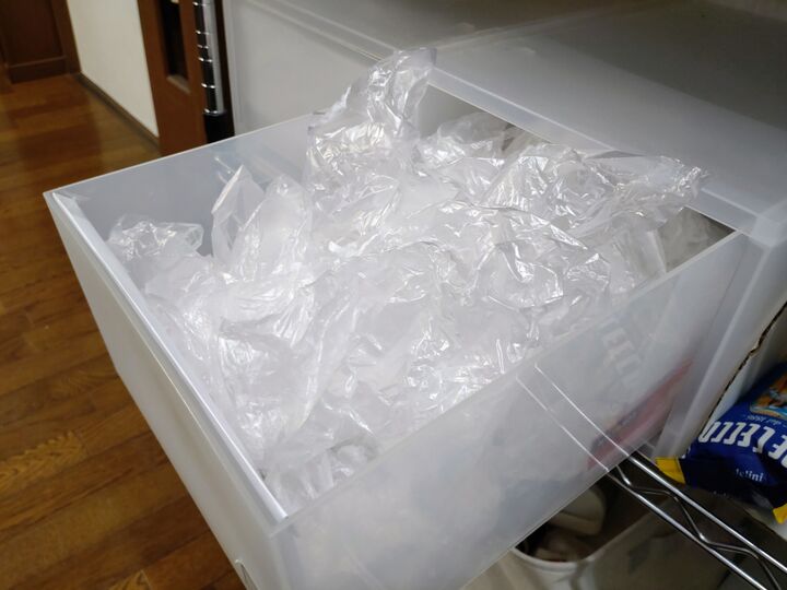 「すぐマネできた♪」たまり続けるスーパーのポリ袋…丸めたままでもスッキリ収納&再利用も一発で取り出し!