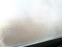 【プロが教える♪】窓の結露を予防するおすすめ便利グッズ＆ラクちん掃除法！軽いカビの対処法も