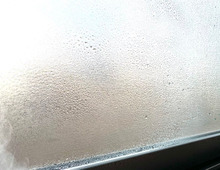 【プロが教える♪】窓の結露を予防するおすすめ便利グッズ＆ラクちん掃除法！軽いカビの対処法も