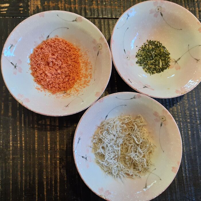 ①焼き明太子、しらす、菜めしにそれぞれごはんを混ぜ合わせ3色のごはんを作る。