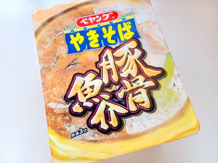 「飲んだ後に食べたい!」「もう、混ぜそばじゃん」ギョフンとトンコツが攻めてくる~【ペヤング 魚介豚骨やきそば】食べてみた♪