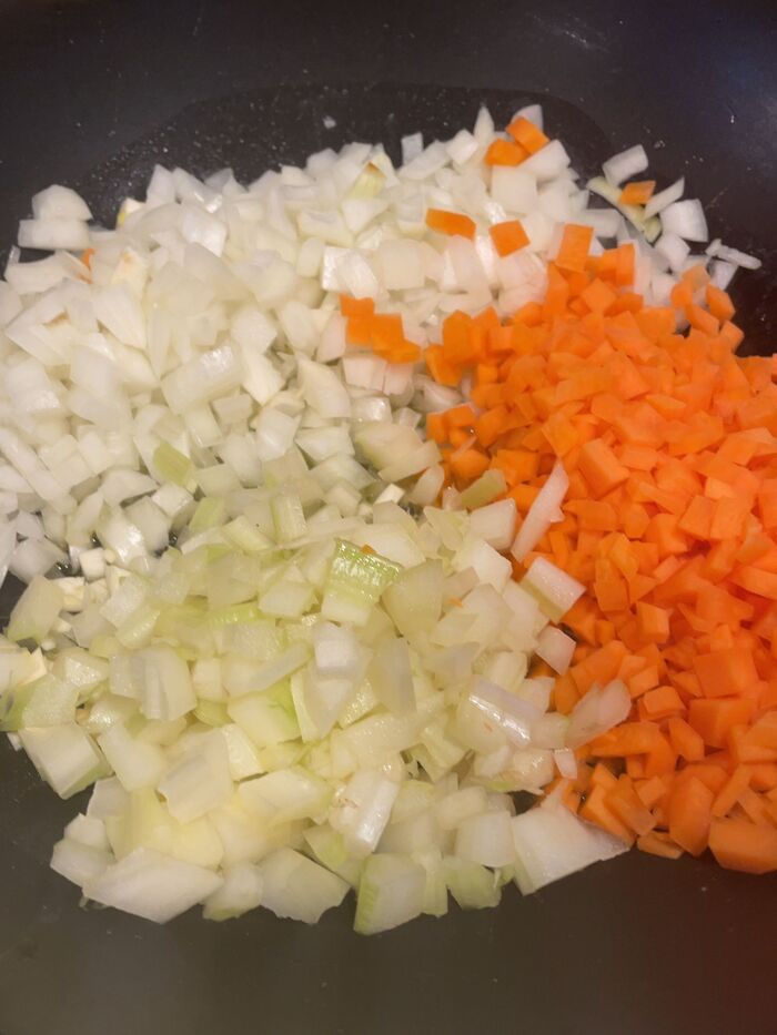 フライパンに切った野菜を入れます。