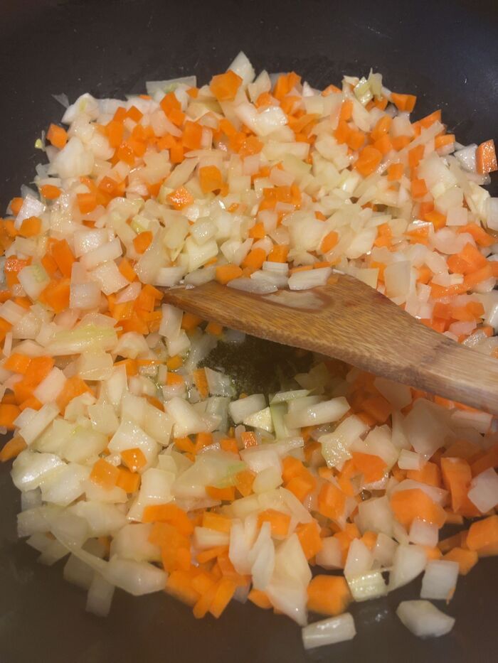 野菜を炒めす。