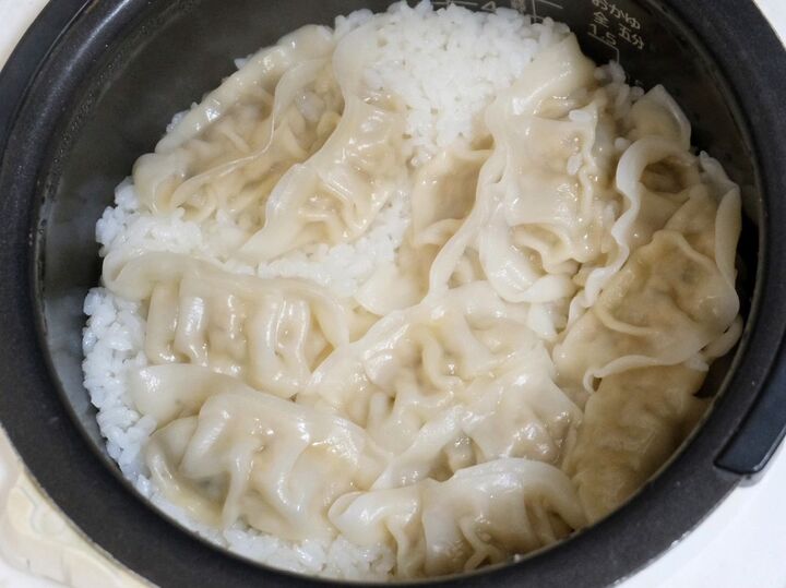 『家事ヤロウ!!!』冷凍餃子のこんな使い方ってあり!?「ガーリックチャーハンみたいでうま~♡」 激安アレンジレシピ