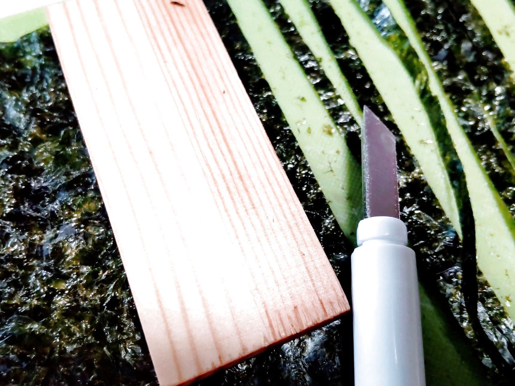 その1：蒲鉾板は定規にもなる、海苔を細くカットする際にも役立ちます
