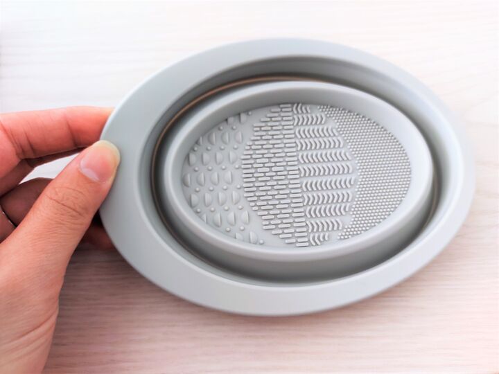 【ダイソー】いろんな形の凸凹がミソ!メイクする人のわずらわしい作業がラクになる便利グッズです