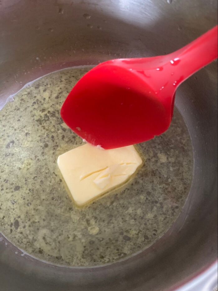 鍋に水とバター、サラダオイルを入れて沸騰させます♪