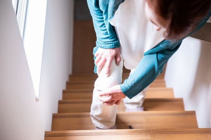 更年期の膝の痛み…なんとかしたい!!膝をラクにする「寝ながらできるストレッチ」も紹介!