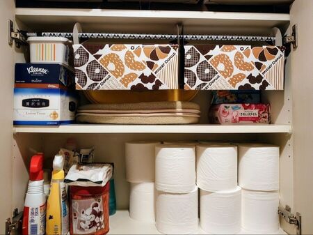 ③トイレの棚収納にミスドの箱を使って