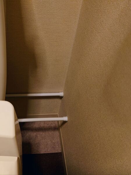 タンクの奥に2本の突っ張り棒と