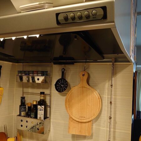 ⑤レンジフードの端に縦に突っ張る