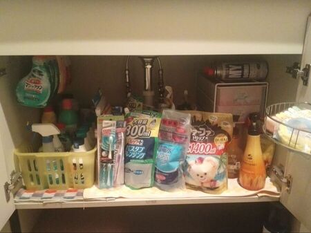 ①先ずは、洗面台下の端に突っ張って