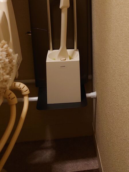 床掃除の度に掃除道具をどかさず楽よ