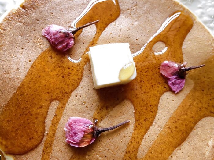 ホットケーキには、バターとシロップ、桜の花を3つほどトッピングします！