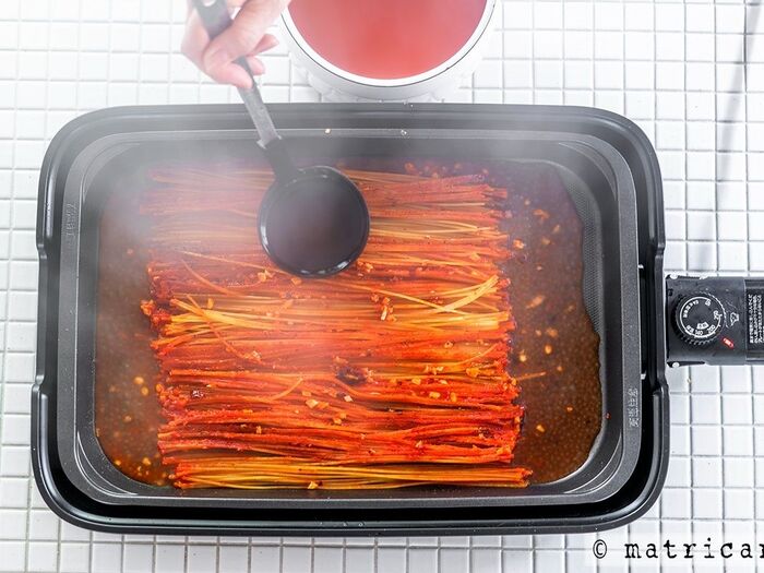 トマトのおいしいブロードで、お焦げをつけつつ茹で上げます