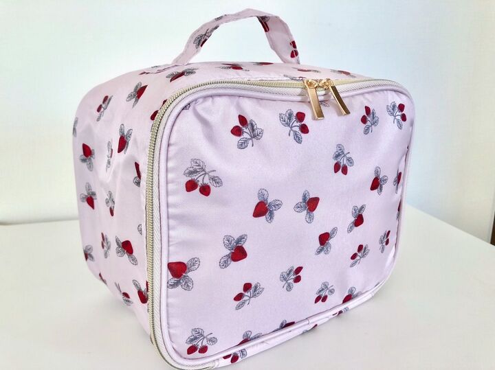 付録買いして大成功!!大人可愛いストロベリー柄♡LOVEな季節に大活躍なBIGポーチ!!