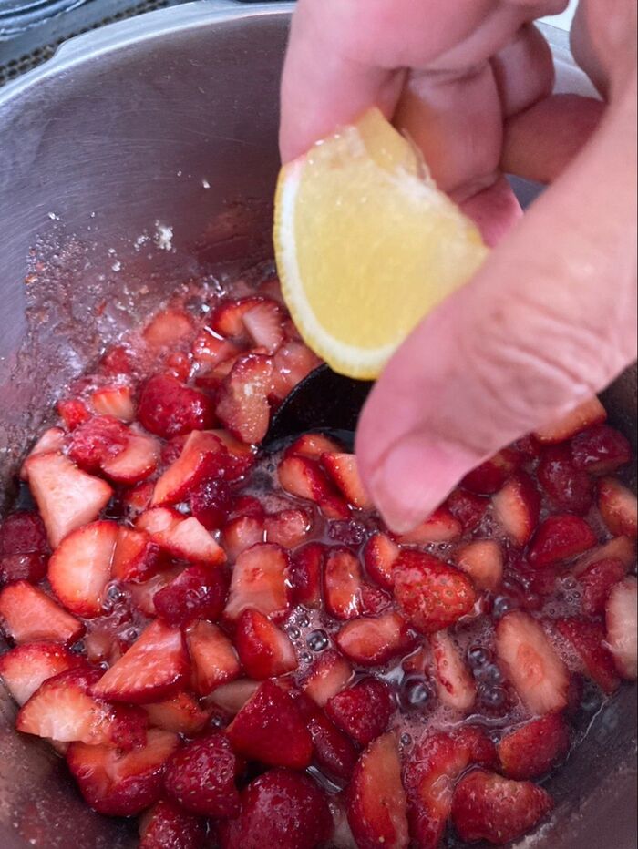 コロコロに切った苺に砂糖を入れてまぶしレモンを絞ります