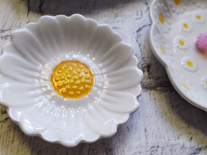 【セリア】大人気の春にピッタリなお皿です。白いディジーの花言葉は？