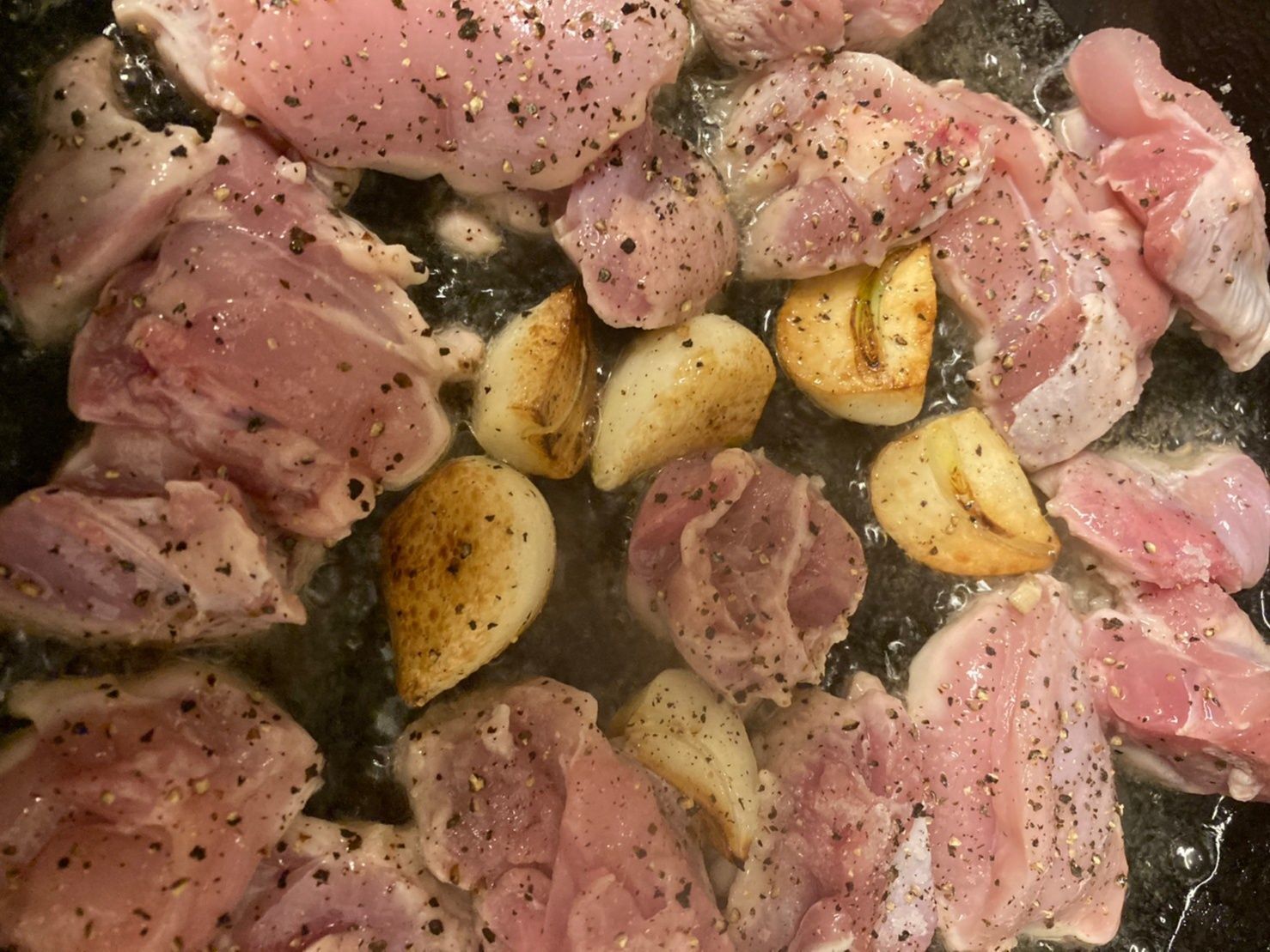 鶏肉に塩コショウをして両面良く焼きます♪