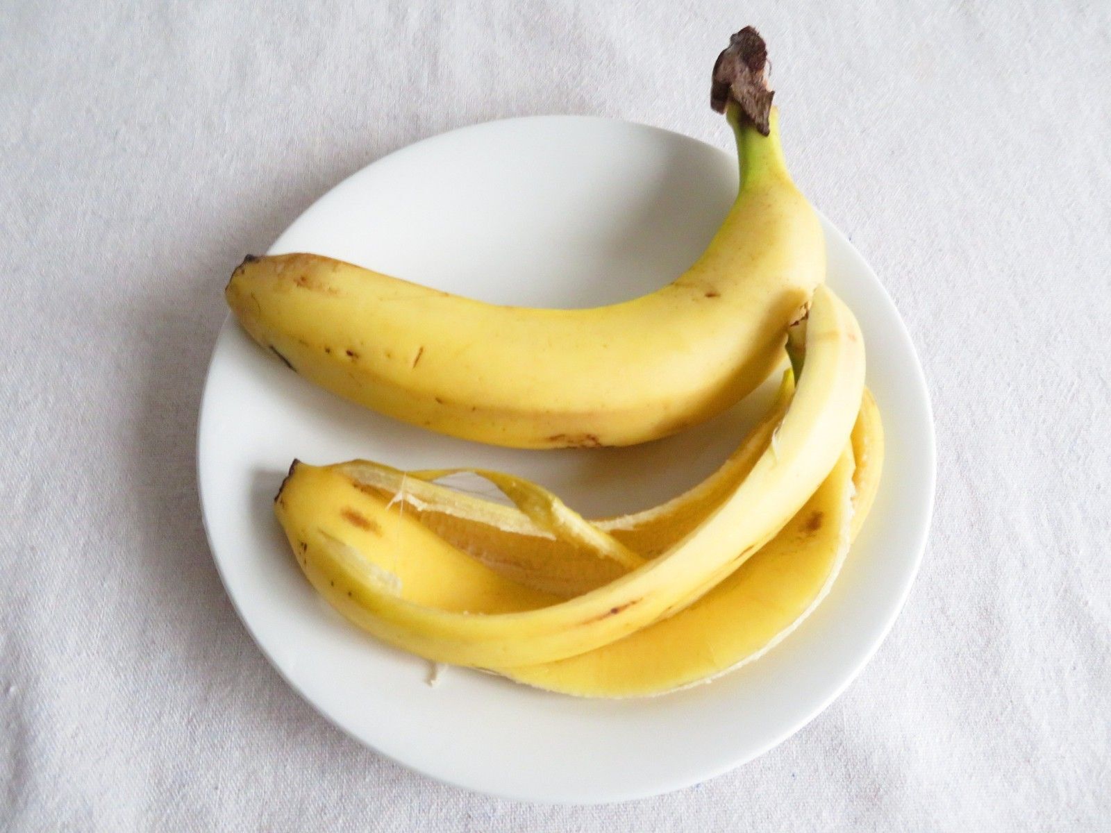 バナナの皮は捨てちゃダメ！意外すぎる使い方で家中で大活躍するんです