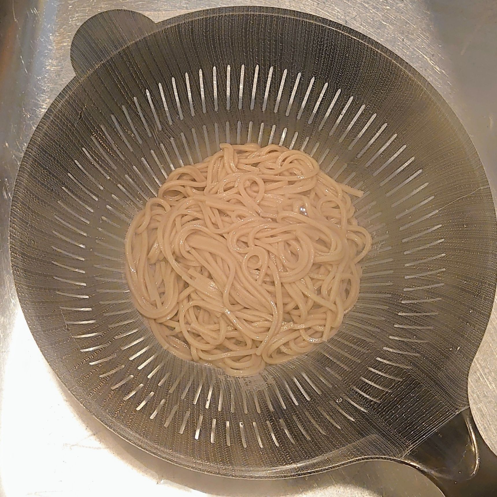 茹でたてのお蕎麦をあける