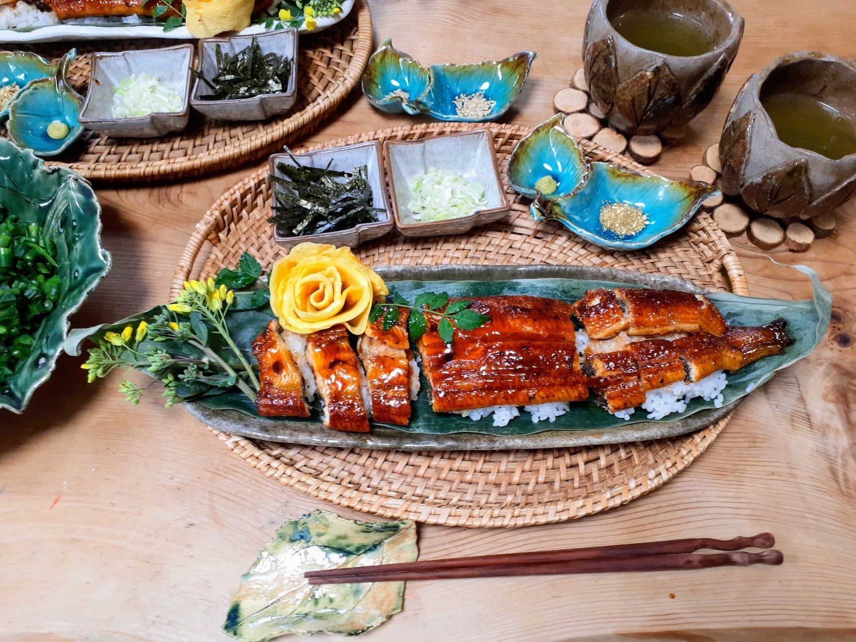 ⑥うなぎの蒲焼きをご飯の上にのせ、山椒の葉を添える。