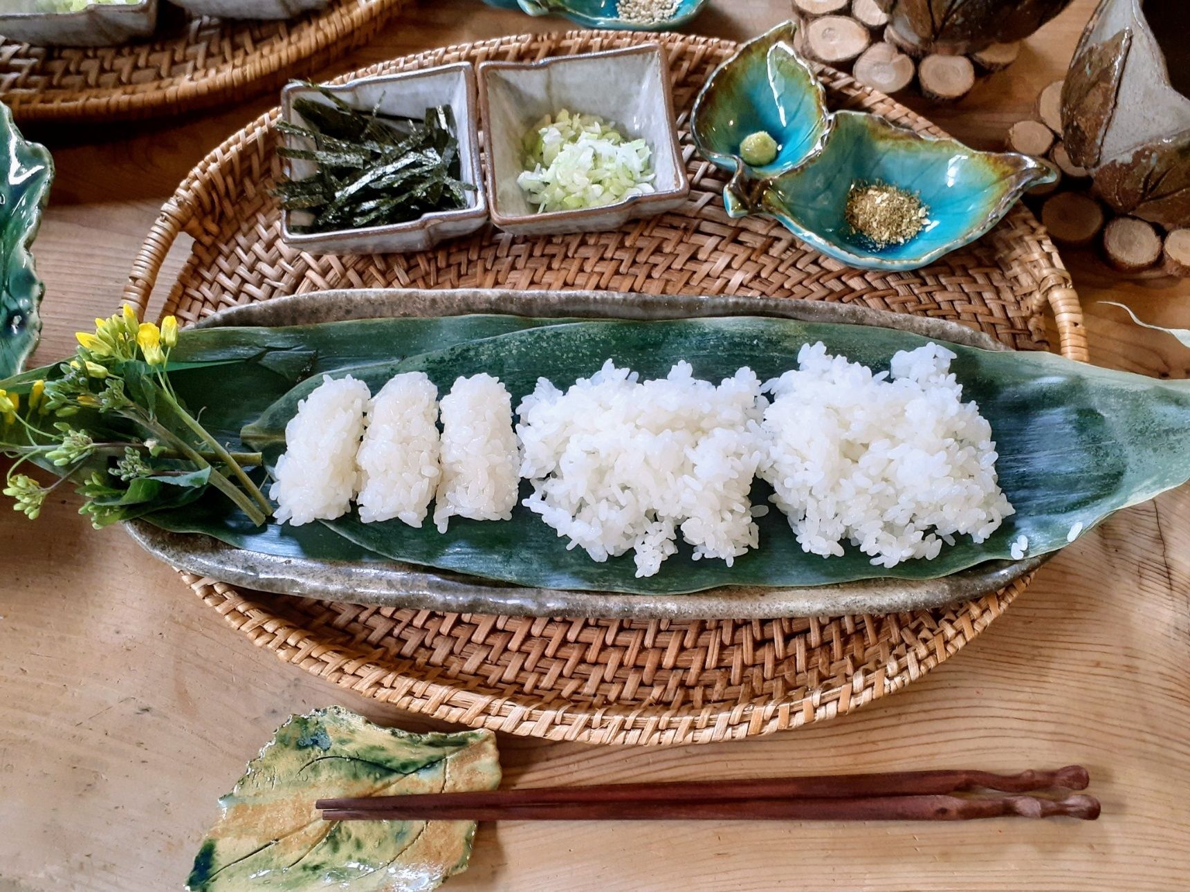 ③器に酢飯と白米を盛り付ける。