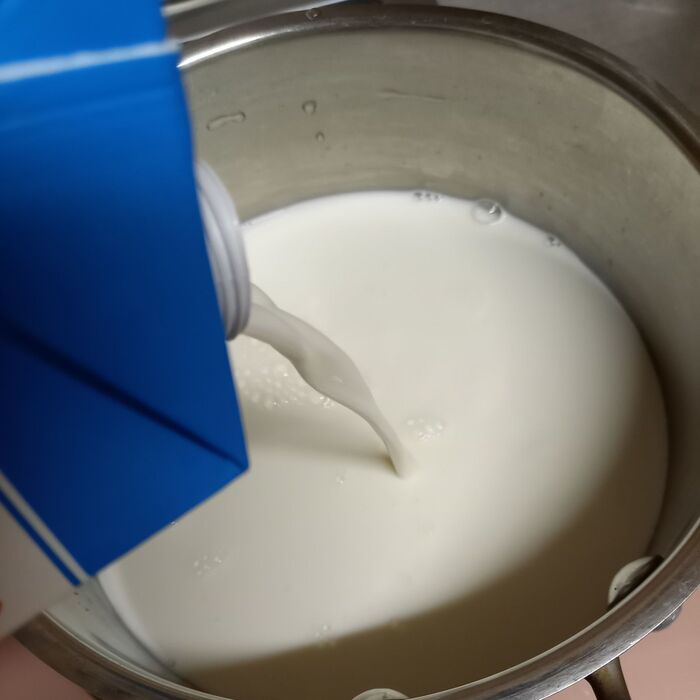 鍋で牛乳を温める