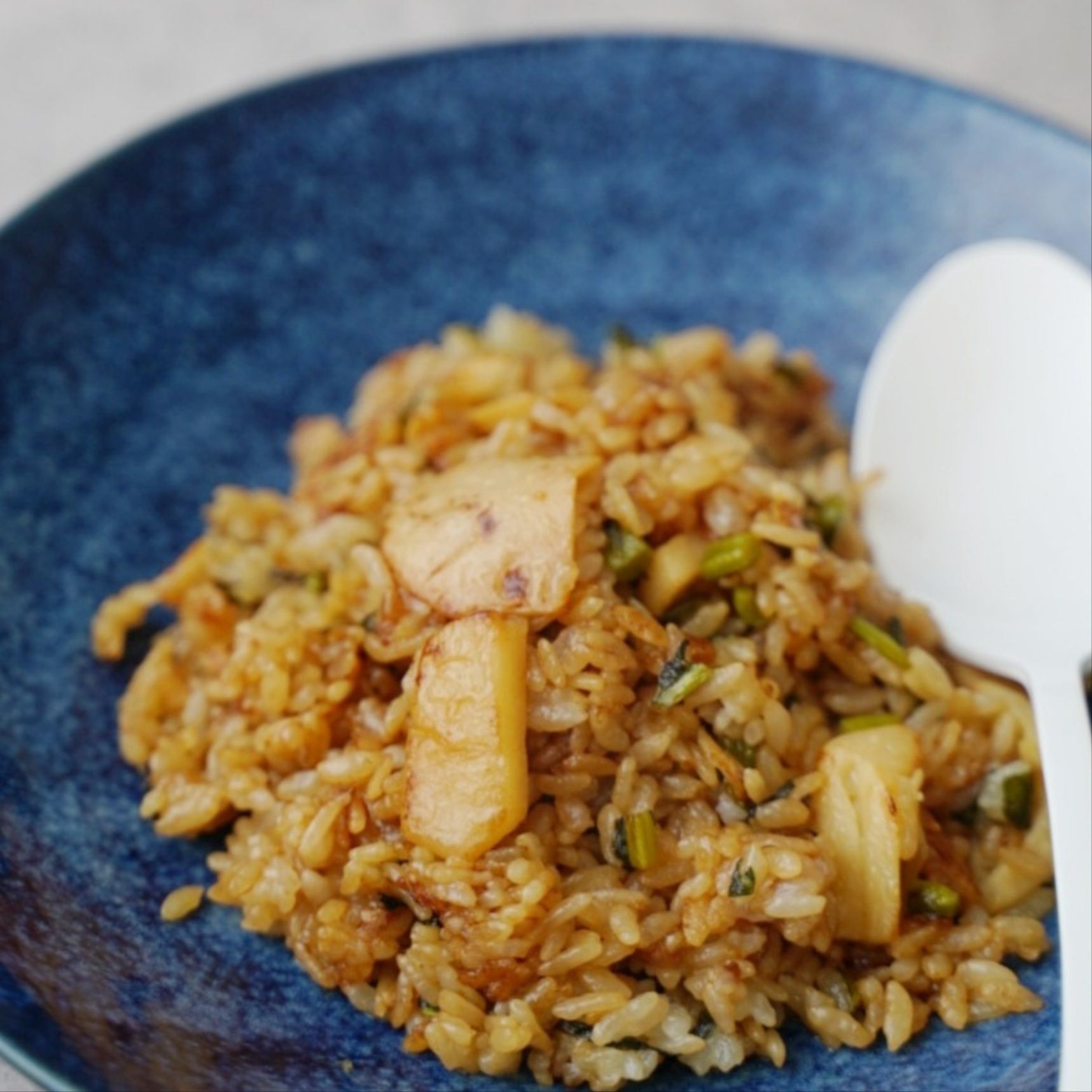 【炊き込みご飯アレンジ】あっさりごはんに飽きたらバター醤油が香ばしい『焼きめし』に