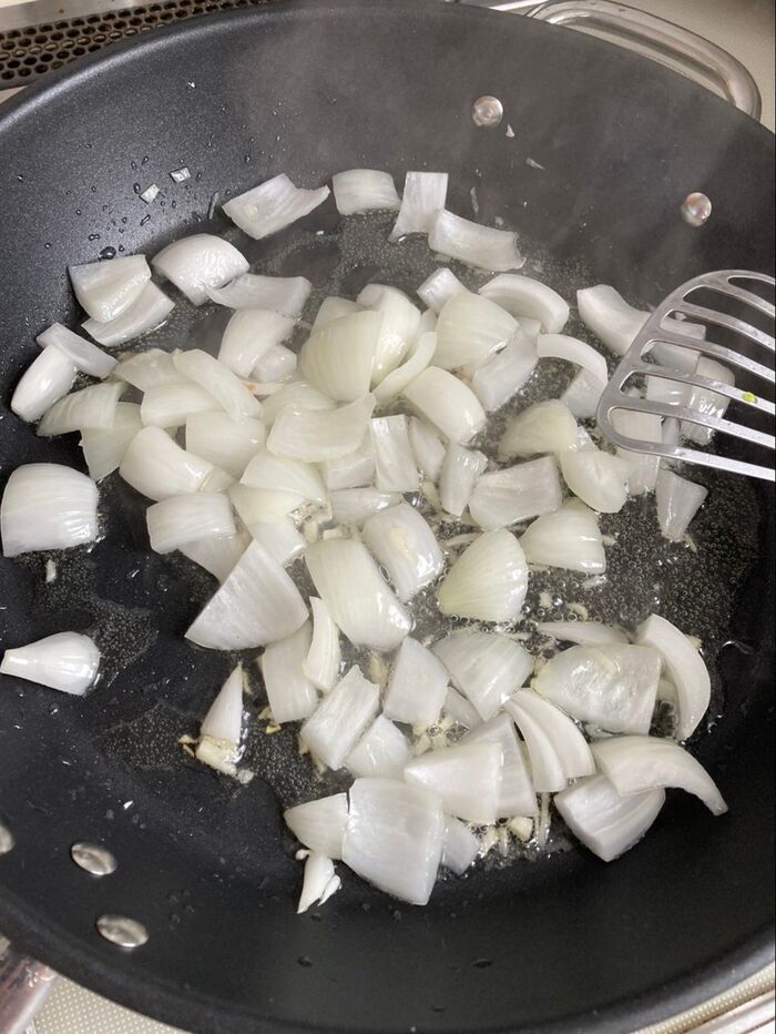 オリーブオイルに刻んだニンニクと玉葱を入れて軽く塩コショウして良く炒めます♪