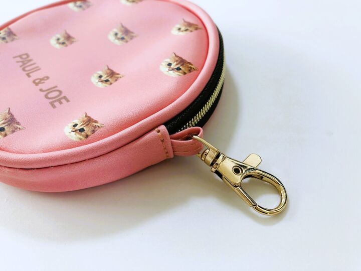 バッグのゴチャつき一気に解消!【付録】PAUL&JOEのレザー調ラウンドポーチ、ココに引っかけて使ってみてーーー!