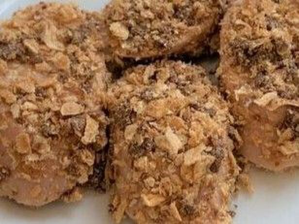 こわいこわいこわい…!!!【悪魔の食べ物】爆誕!魚肉ソーセージにあの懐かしチョコ菓子をまぶしてみたら…!!