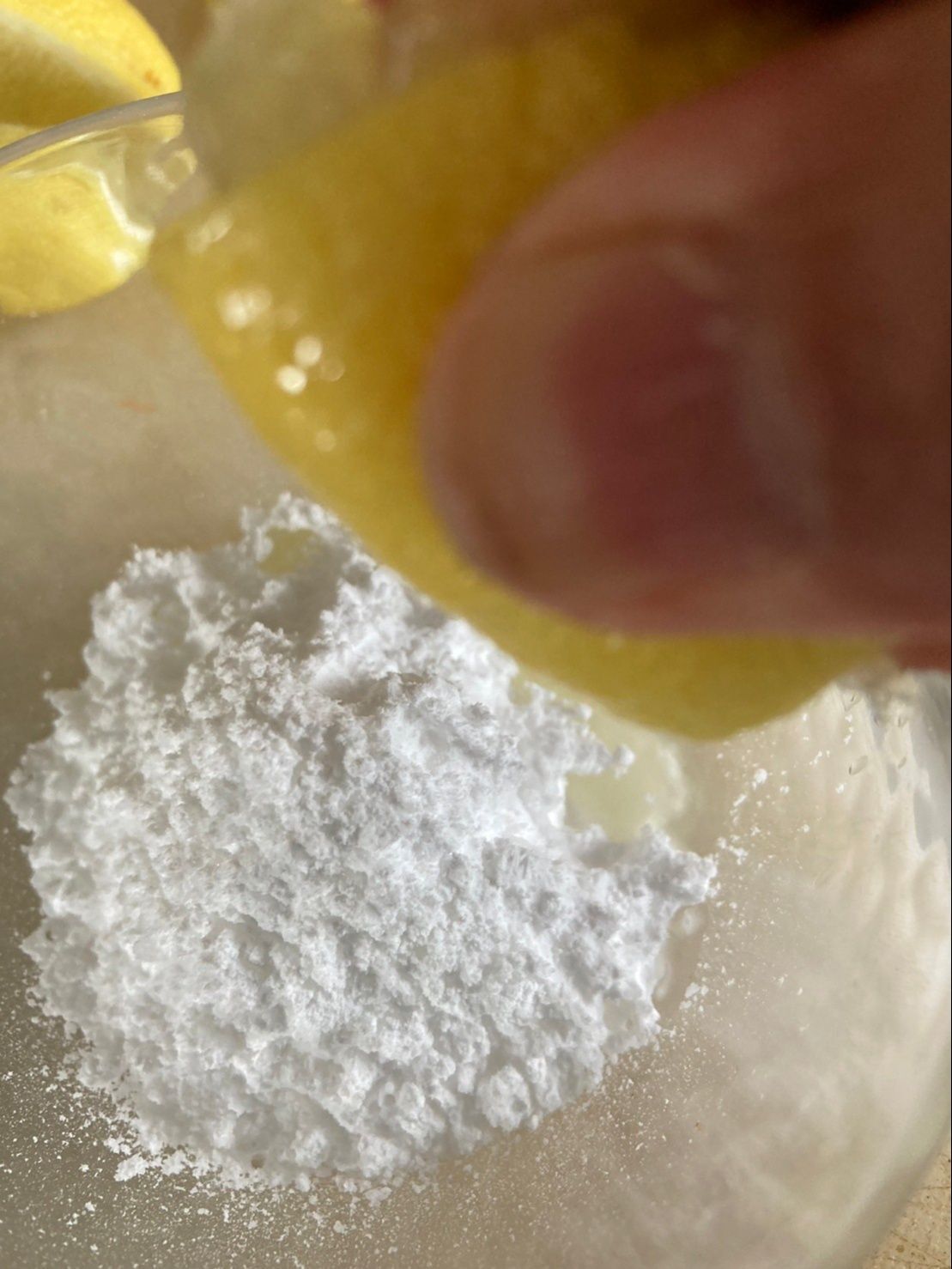 アイシングは粉砂糖にレモンを絞って固めに作ります♪