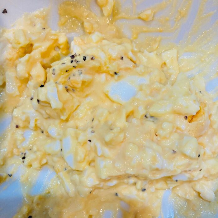 ①ゆで卵を潰してオイコス、塩、ブラックペッパーを加えよく混ぜます。
