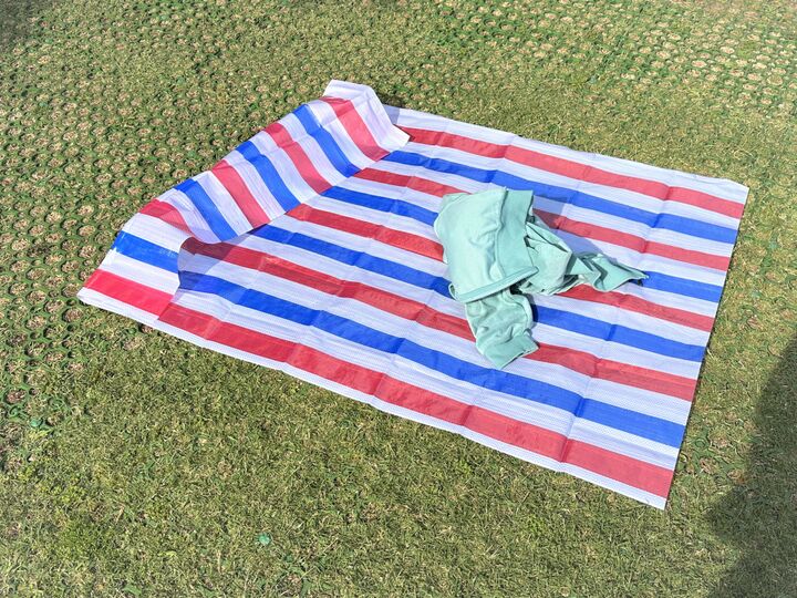 え?これだけで!?レジャーシートが風で飛ばされない簡単裏ワザ☆使うのはどこの家にもある身近な消耗品