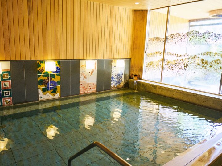 器とお茶。あとは温泉に浸かってゆっくり過ごすだけ|山代温泉「界 加賀」