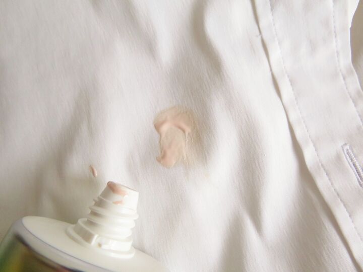 絶対NG!服についた日焼け止めを落とすとき使うとピンクになっちゃうアイテムは?効果的な対処法5つを比較【やってみた】