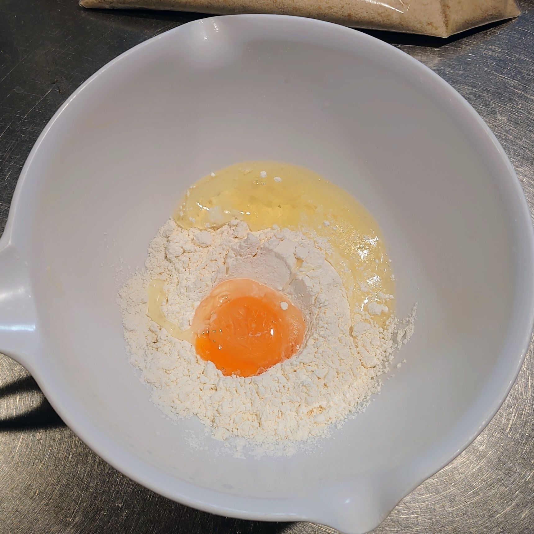 小麦粉とお水、卵を混ぜたら