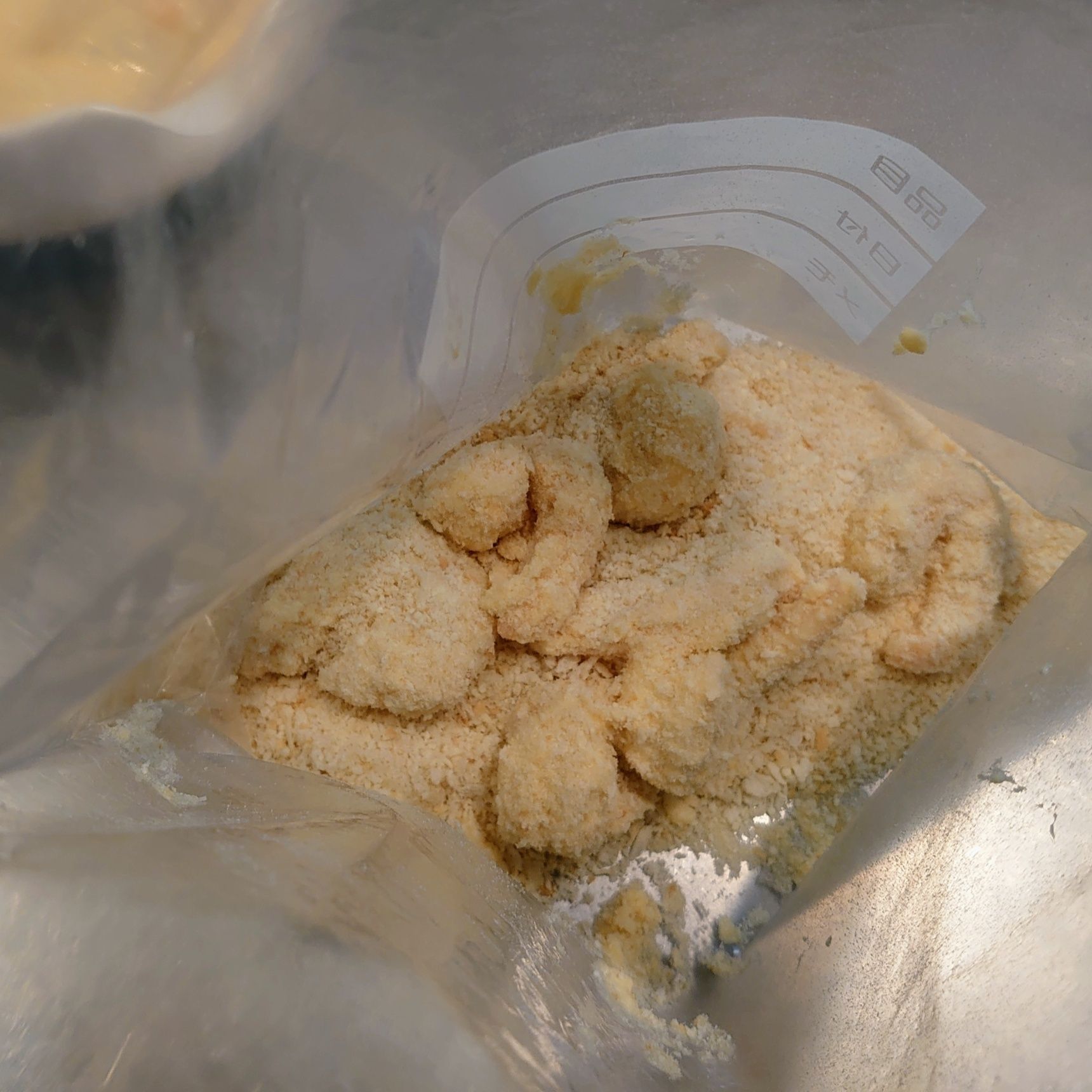 粉チーズ入のパン粉の中にエビを入れて、パン粉を絡ませ