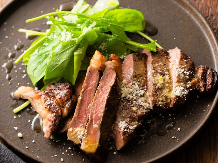 うま♡パスタ世界一シェフが教える「小さじ2杯かけるだけで、安い肉が熟成肉の味わいになる裏ワザ」がすごい!