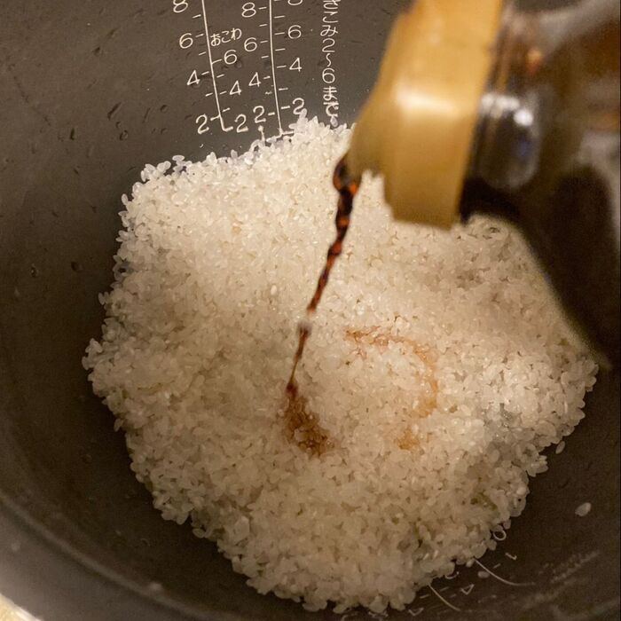 3.内釜に米を入れ、上に白だし、醤油少々を入れて目盛りより少なく水加減します