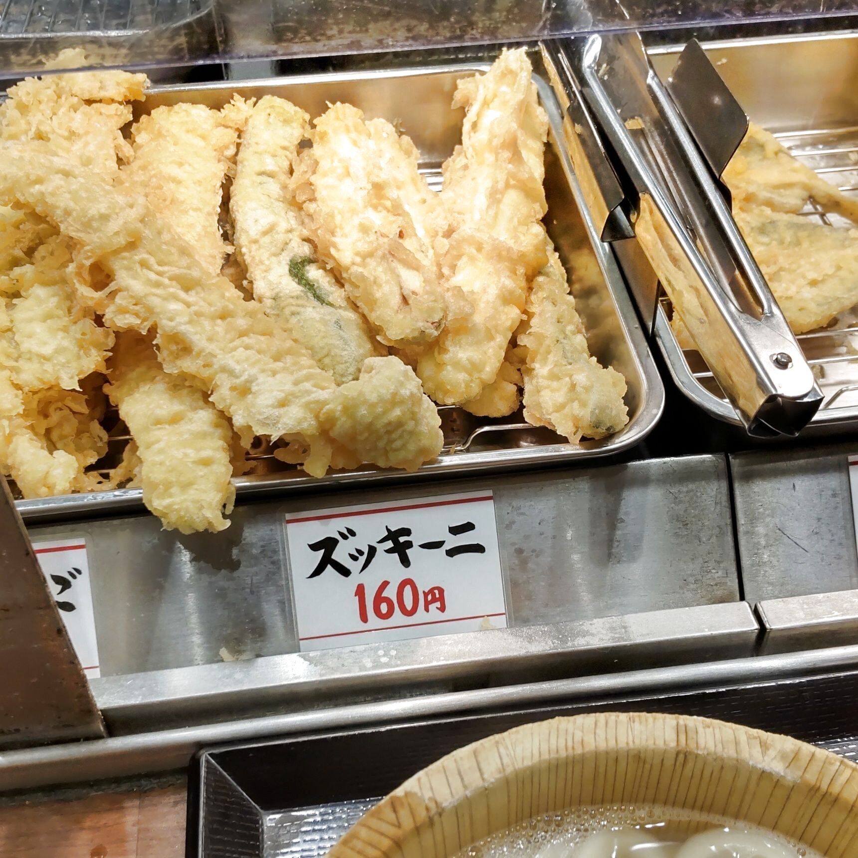 天ぷらなどの中に「ズッキーニ」も並んでいましたよ。