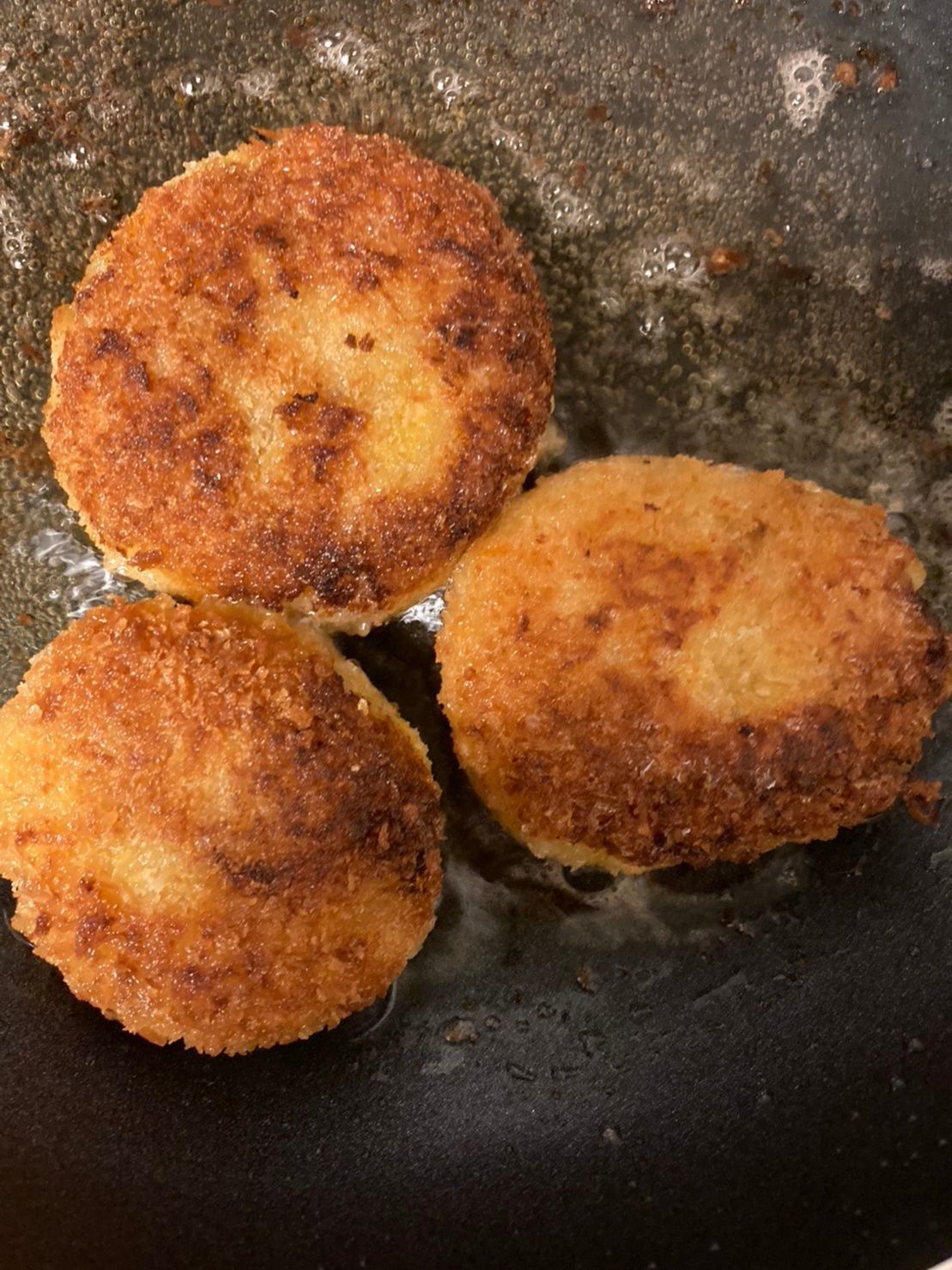 多い目の油でカリッと揚げ焼きにします♪