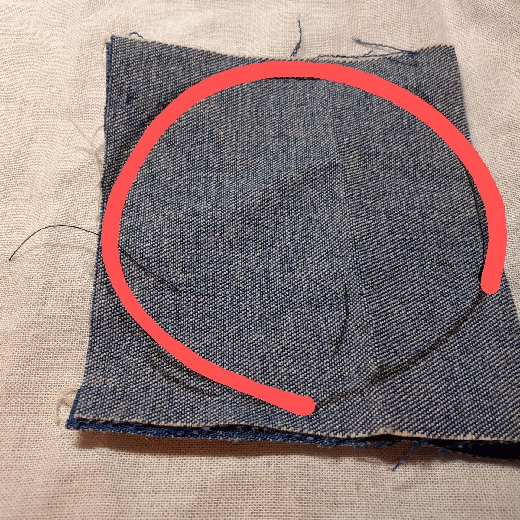 ①ジーンズのハギレを中表にして、纏まった髪の毛のサイズに合わせて、赤線の部分を縫う。