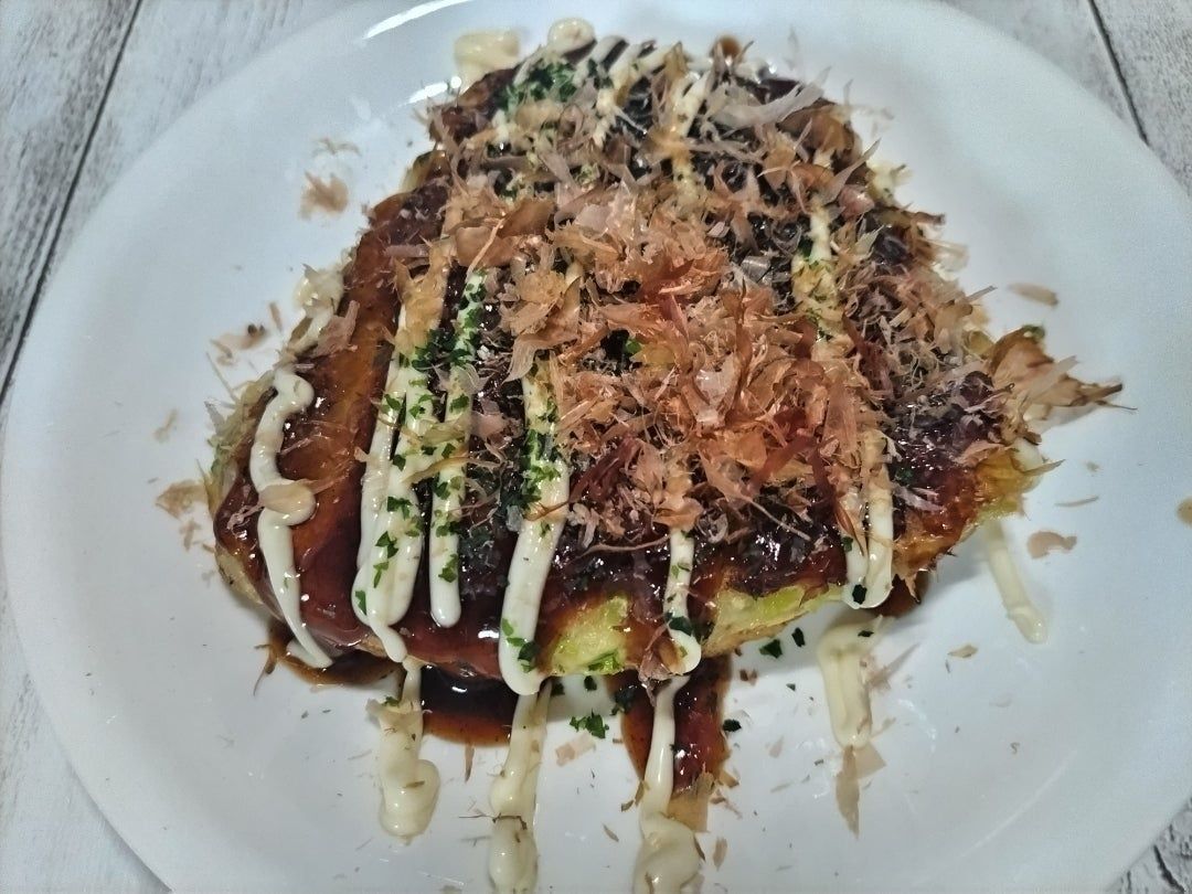 豚バラと天かすの入ったこってりのお好み焼きですが、大葉で爽やか～な仕上がりに！