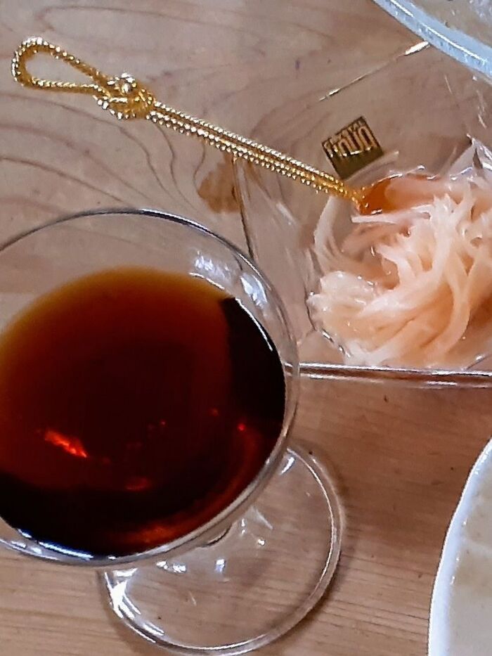 4．グラスに入れたタレ＆新生姜の純リンゴ酢漬けを汁ごとかけて、いただきます！