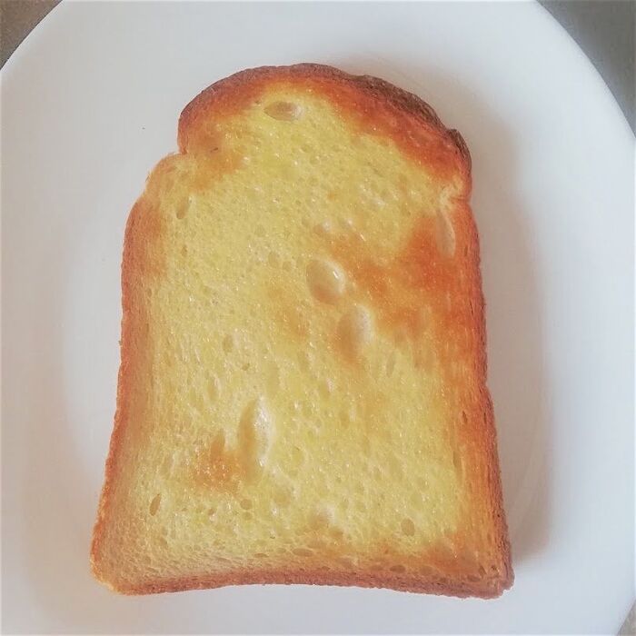 食パンにマーガリンを薄く塗ってトースト